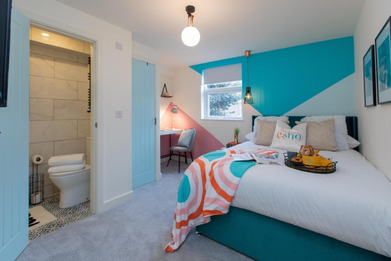 5 Bed 5 Bath House, Free Parking, Patio Garden - Esho Holiday home *