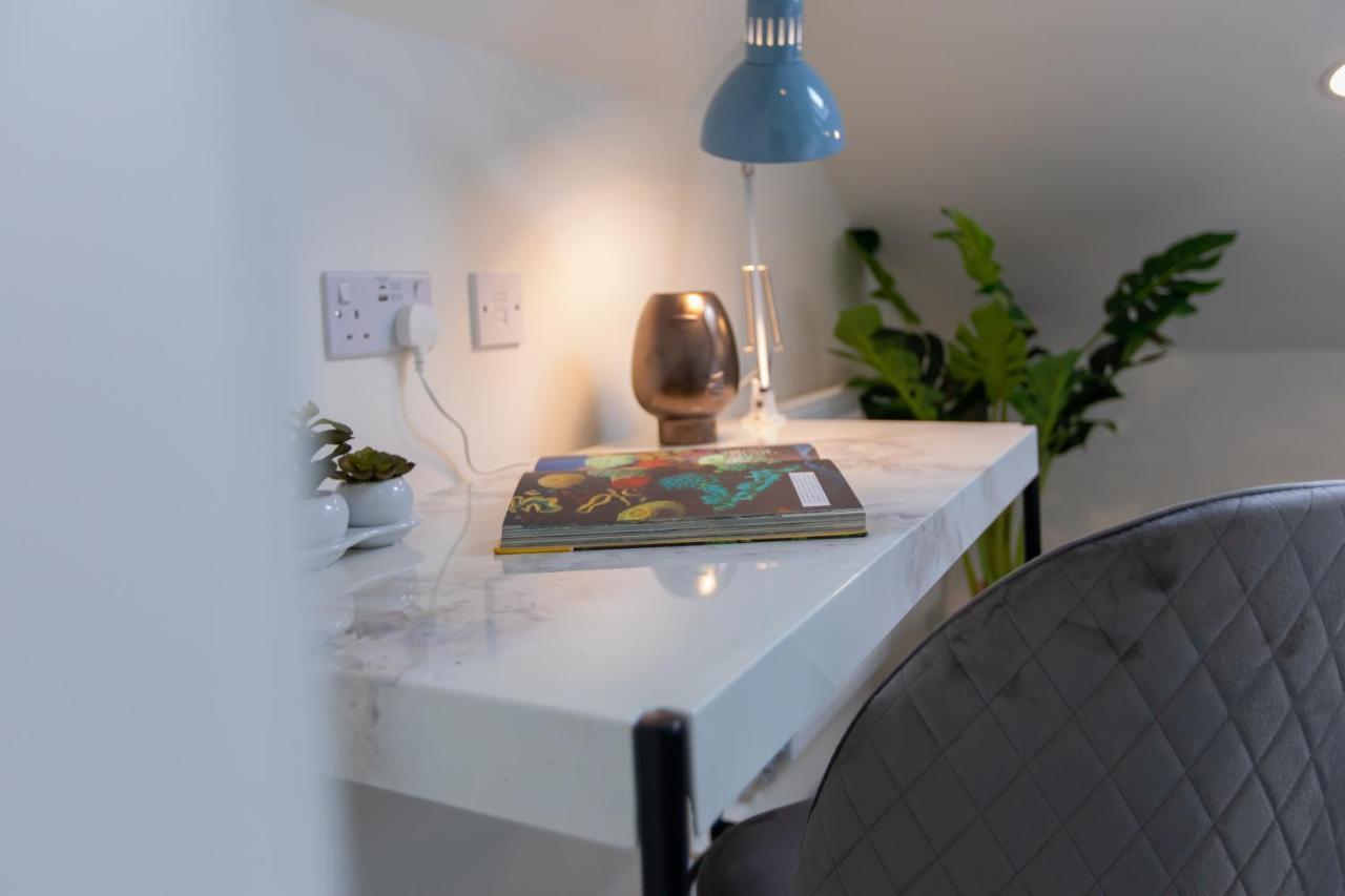 Holiday home 5 Bed 5 Bath House, Free Parking, Patio Garden - Esho *