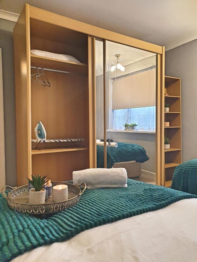 Holiday home Spacious City With Free Parking, Fast Wi-fi & Netflix