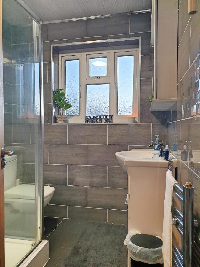 Holiday home Spacious City With Free Parking, Fast Wi-fi & Netflix *