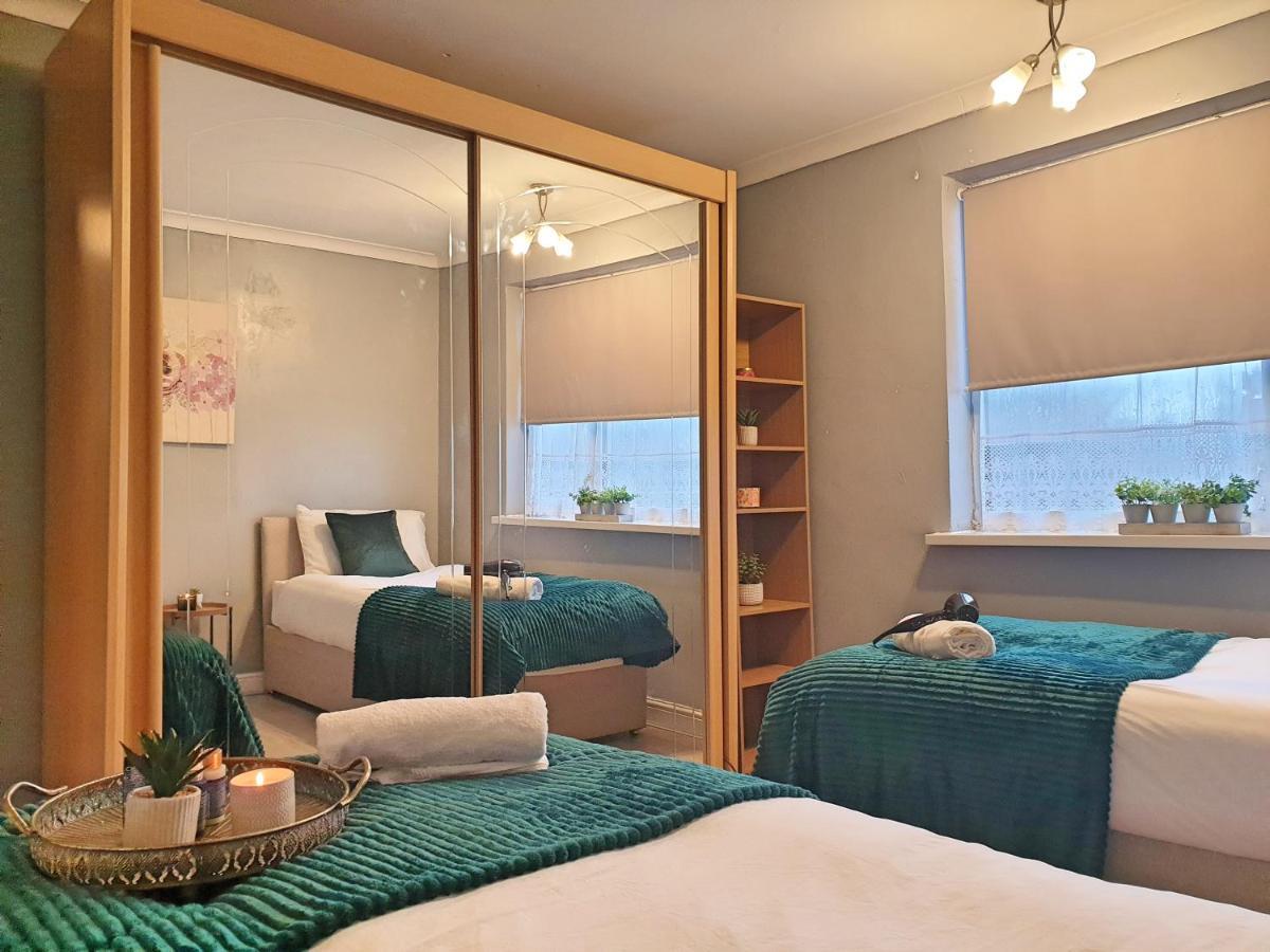 Spacious City With Free Parking, Fast Wi-fi & Netflix Holiday home