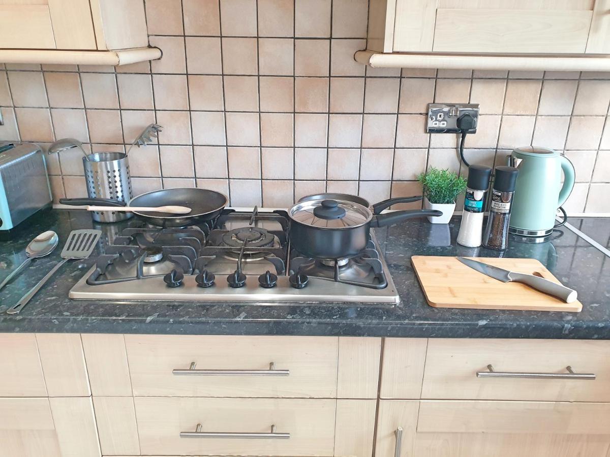 Spacious City With Free Parking, Fast Wi-fi & Netflix Holiday home