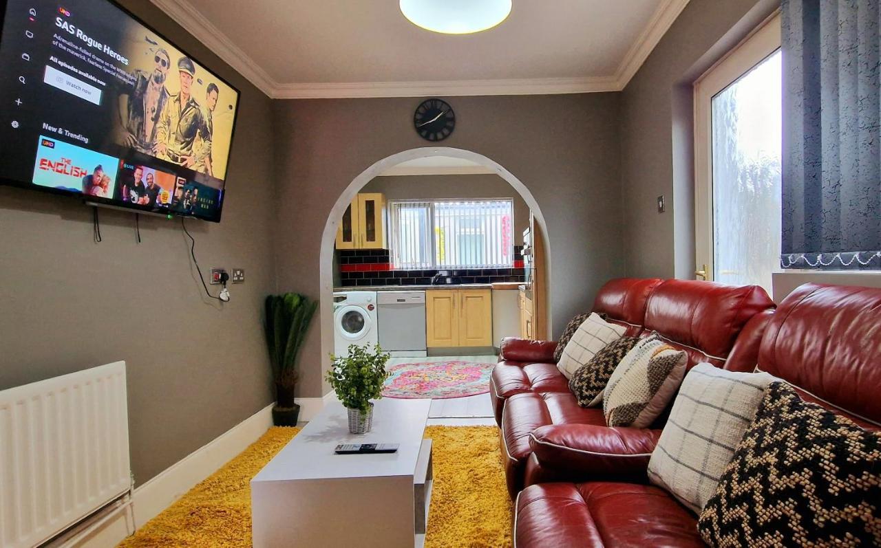 4 Bedroom House Sleep 9 + 3parking Spaces Coventry