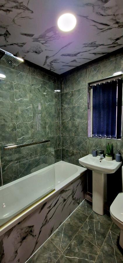 Holiday home 4 Bedroom House Sleep 9 + 3parking Spaces Coventry