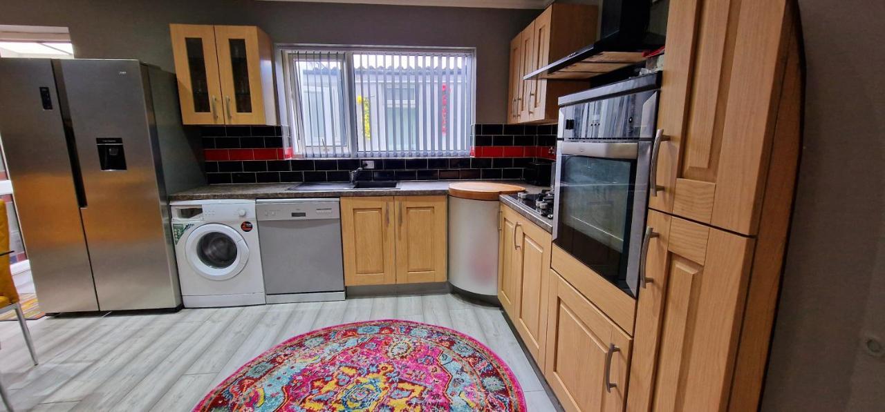 4 Bedroom House Sleep 9 + 3parking Spaces Holiday home Coventry