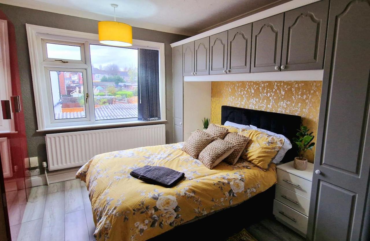 4 Bedroom House Sleep 9 + 3parking Spaces * Coventry