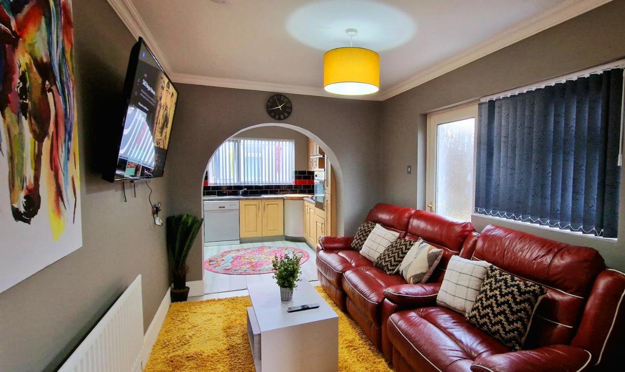4 Bedroom House Sleep 9 + 3parking Spaces