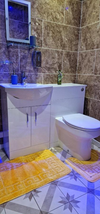 4 Bedroom House Sleep 9 + 3parking Spaces Coventry
