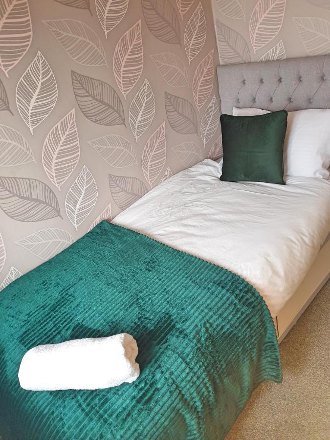 Holiday home Spacious City With Free Parking, Fast Wi-fi & Netflix *
