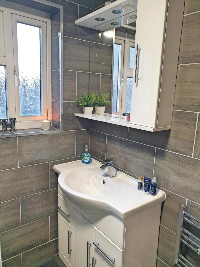 Spacious City With Free Parking, Fast Wi-fi & Netflix * Coventry