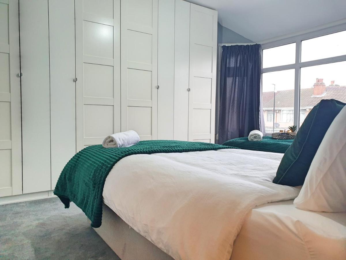 Spacious City With Free Parking, Fast Wi-fi & Netflix Holiday home *