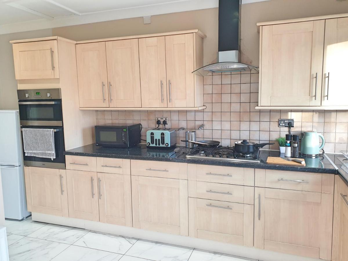Spacious City With Free Parking, Fast Wi-fi & Netflix Holiday home