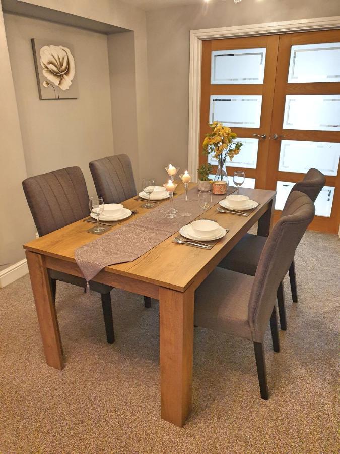 Spacious City With Free Parking, Fast Wi-fi & Netflix Holiday home