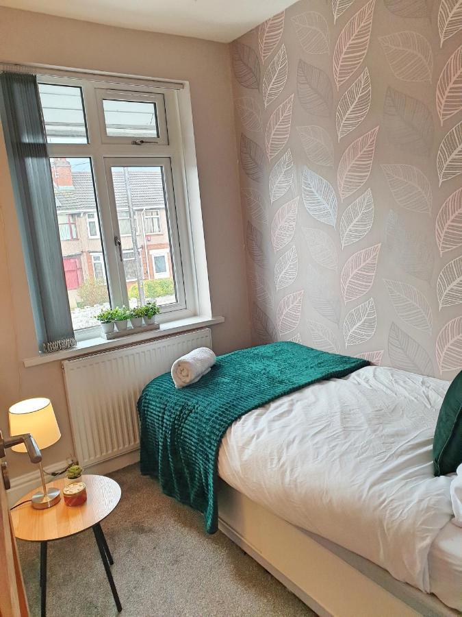 Spacious City With Free Parking, Fast Wi-fi & Netflix Holiday home Coventry