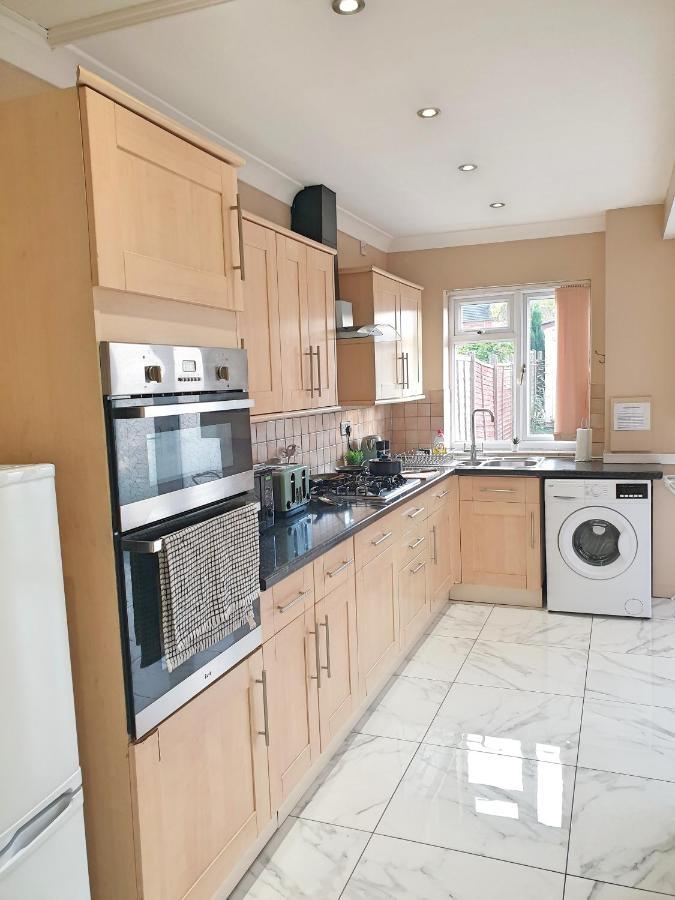Holiday home Spacious City With Free Parking, Fast Wi-fi & Netflix *