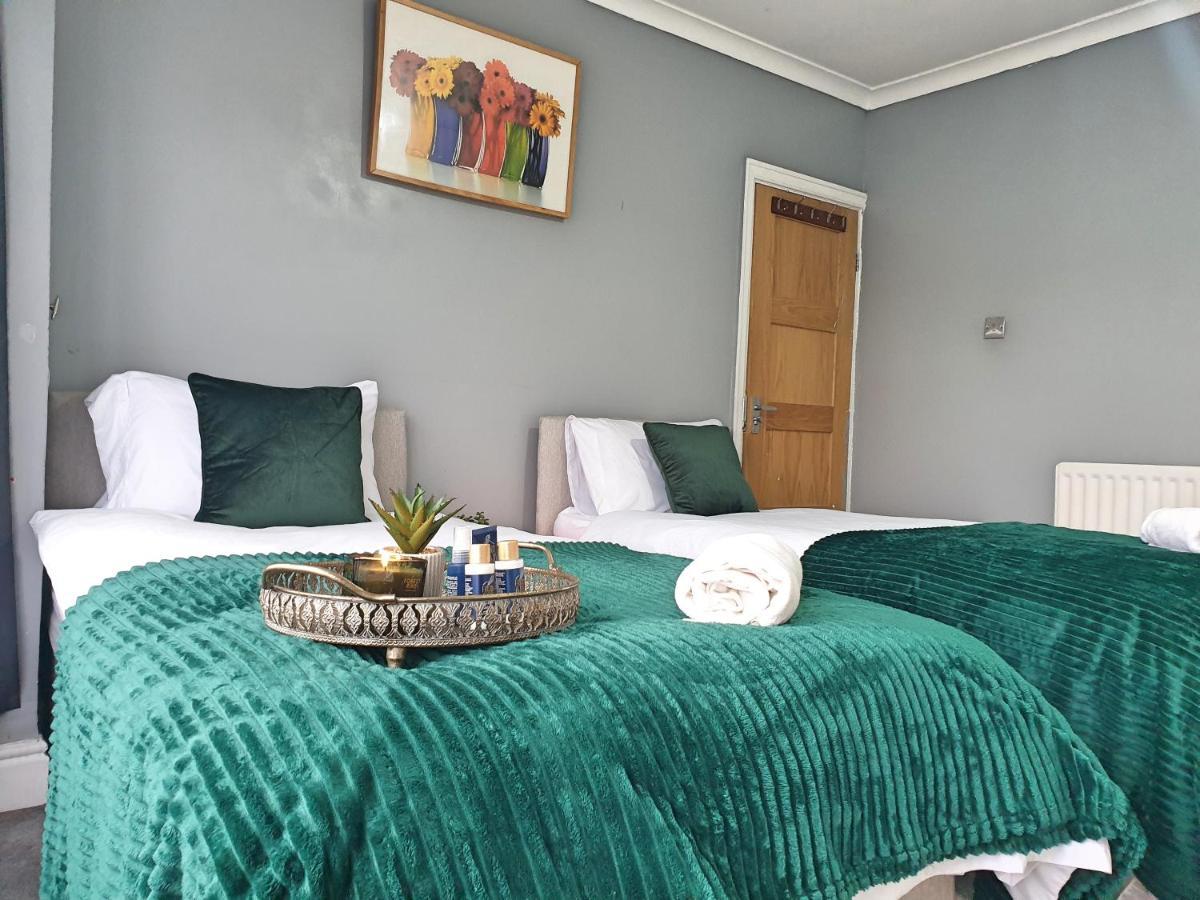 Holiday home Spacious City With Free Parking, Fast Wi-fi & Netflix *