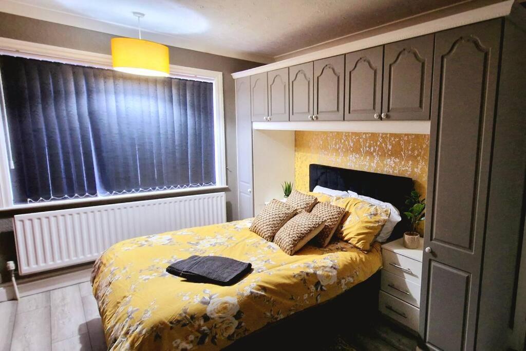 4 Bedroom House Sleep 9 + 3parking Spaces Coventry