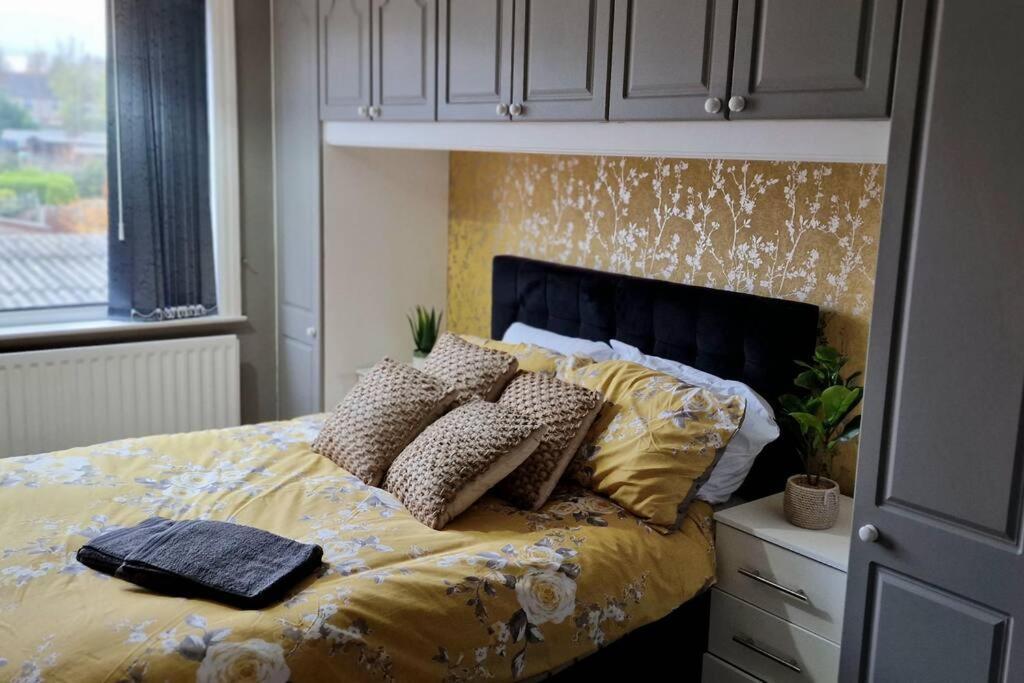 Holiday home 4 Bedroom House Sleep 9 + 3parking Spaces *