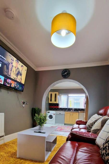 Holiday home 4 Bedroom House Sleep 9 + 3parking Spaces Coventry