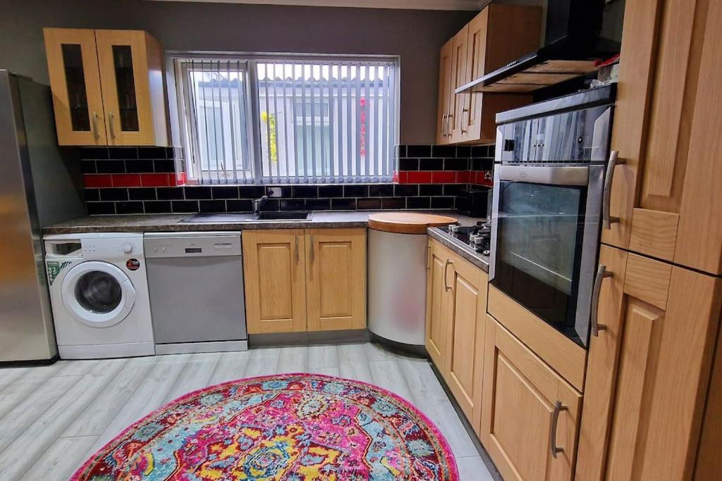 4 Bedroom House Sleep 9 + 3parking Spaces * Coventry