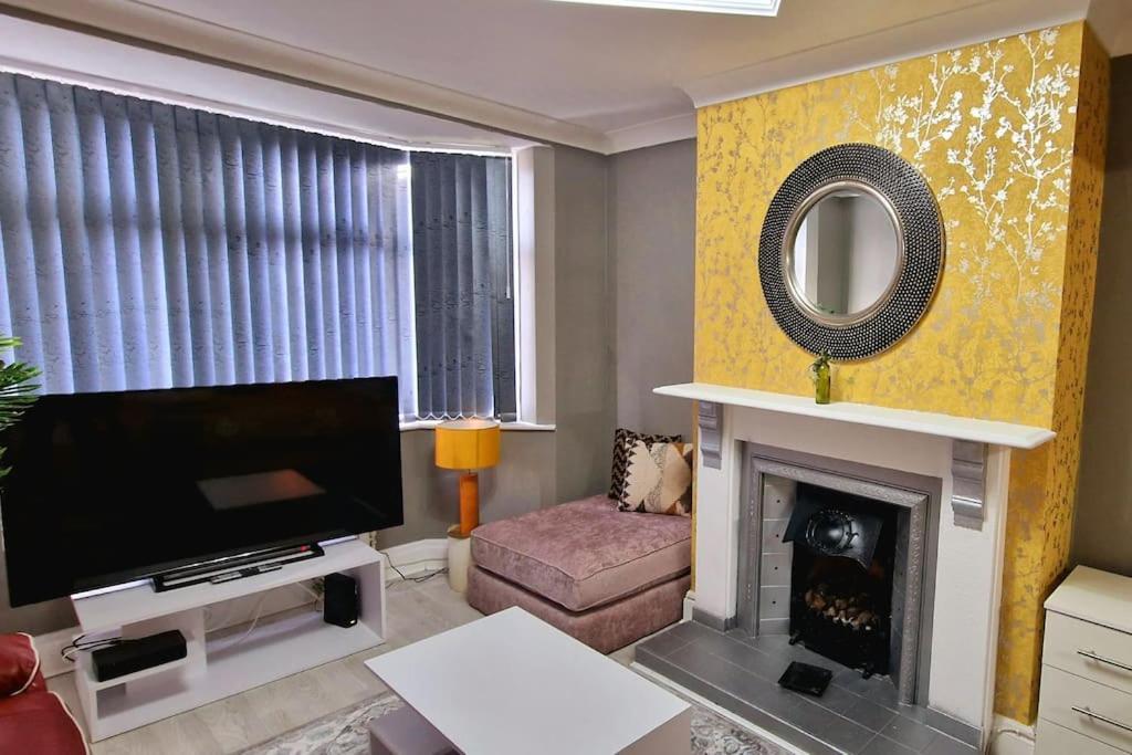 Holiday home 4 Bedroom House Sleep 9 + 3parking Spaces *