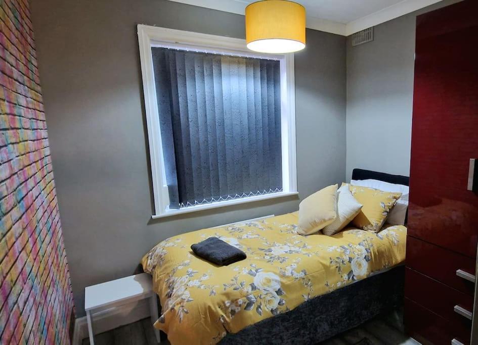 Holiday home 4 Bedroom House Sleep 9 + 3parking Spaces *