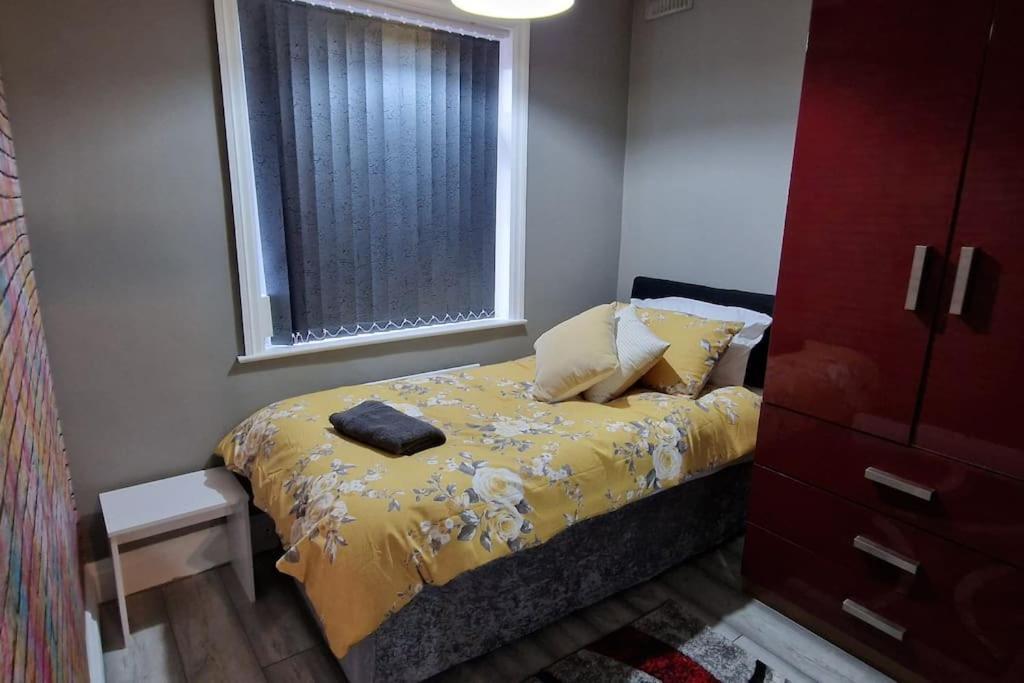Holiday home 4 Bedroom House Sleep 9 + 3parking Spaces Coventry