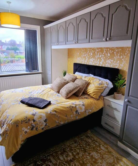 4 Bedroom House Sleep 9 + 3parking Spaces Holiday home Coventry
