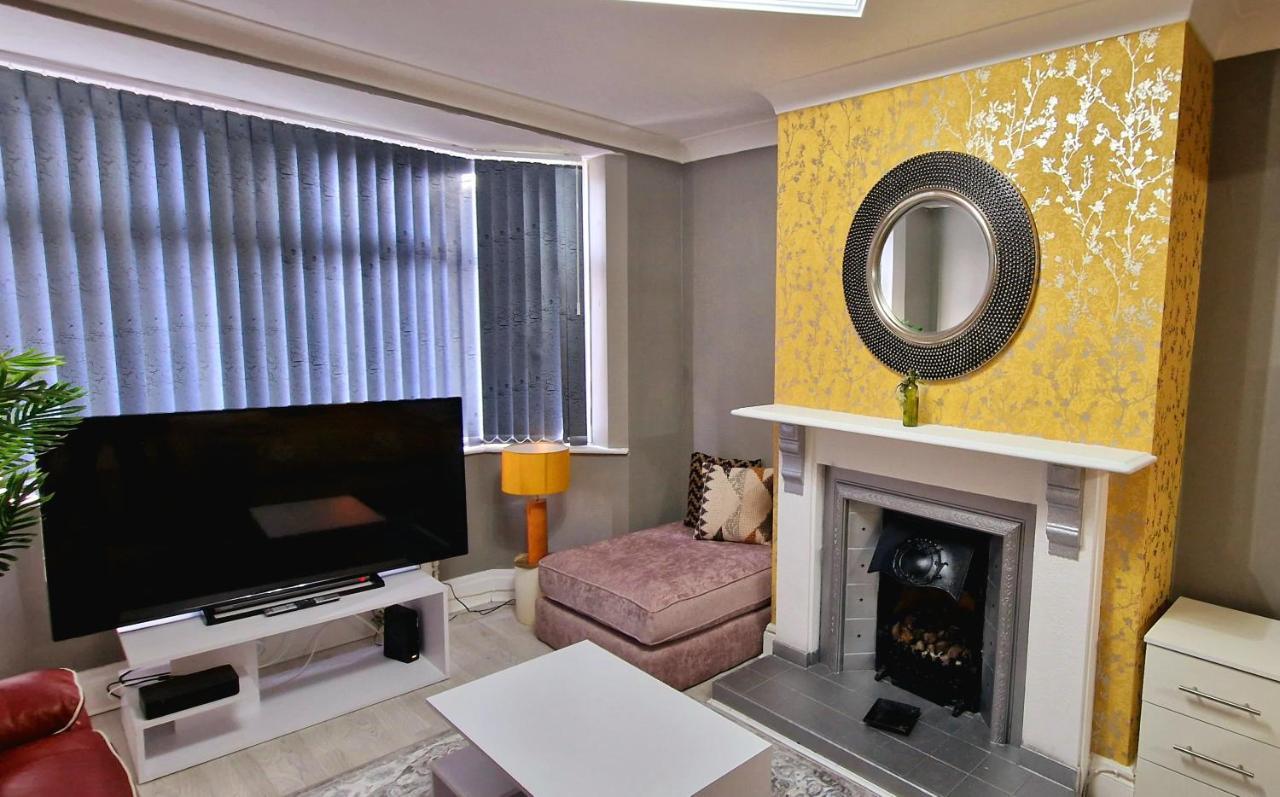 4 Bedroom House Sleep 9 + 3parking Spaces * Coventry