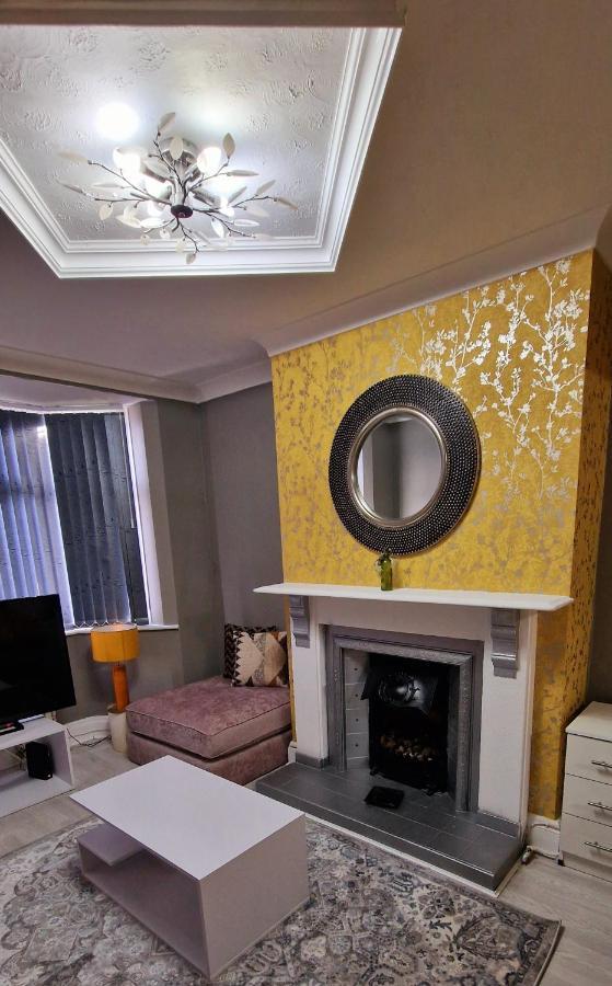 4 Bedroom House Sleep 9 + 3parking Spaces