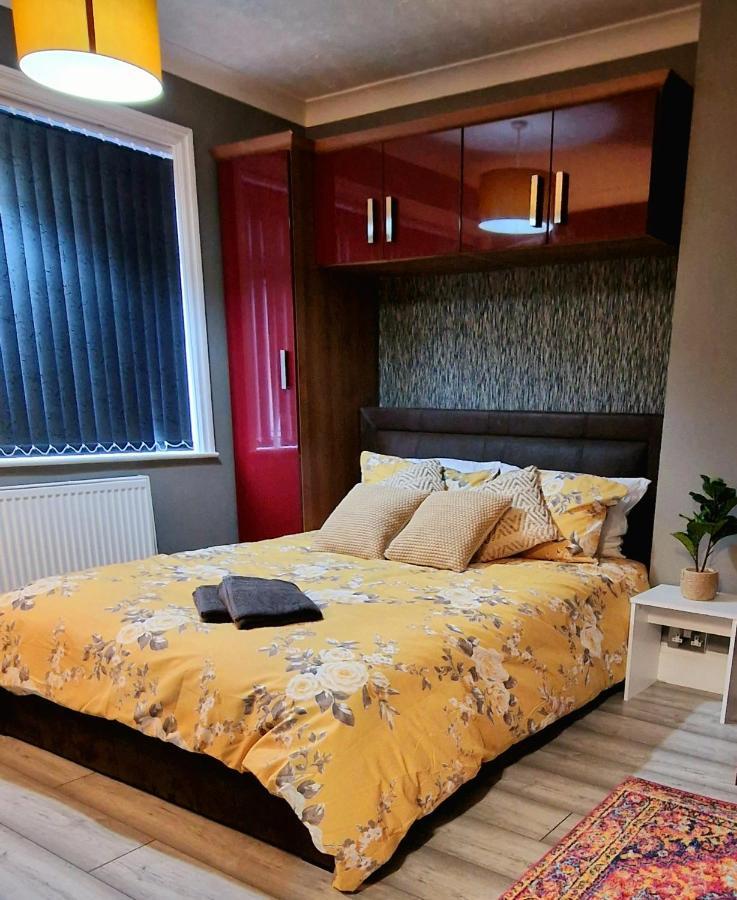 4 Bedroom House Sleep 9 + 3parking Spaces * Coventry
