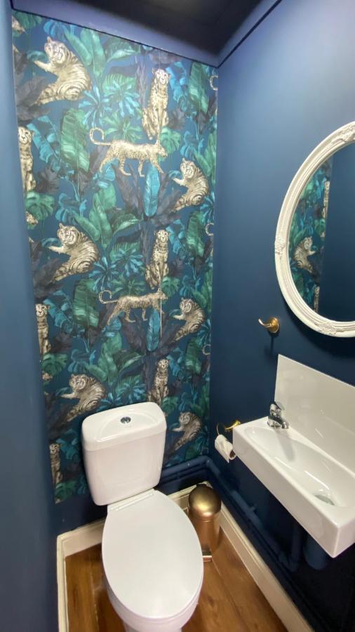 Spacious 4 Bedroom Contractors Friendly In Near Jaguar Land Rover & Centre Casa de férias *
