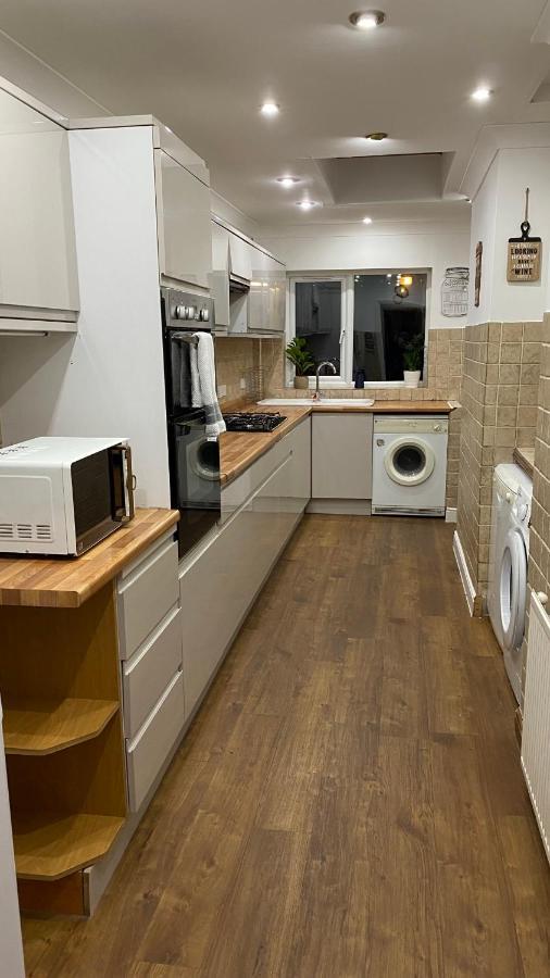 Casa de férias Spacious 4 Bedroom Contractors Friendly In Near Jaguar Land Rover & Centre *