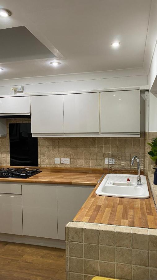 Spacious 4 Bedroom Contractors Friendly In Near Jaguar Land Rover & Centre Casa de férias
