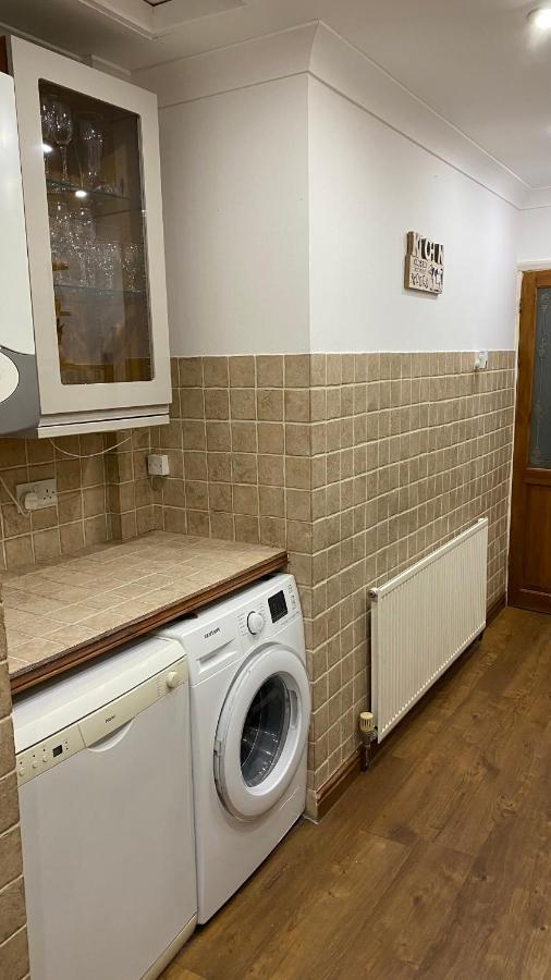 Spacious 4 Bedroom Contractors Friendly In Near Jaguar Land Rover & Centre Casa de férias *