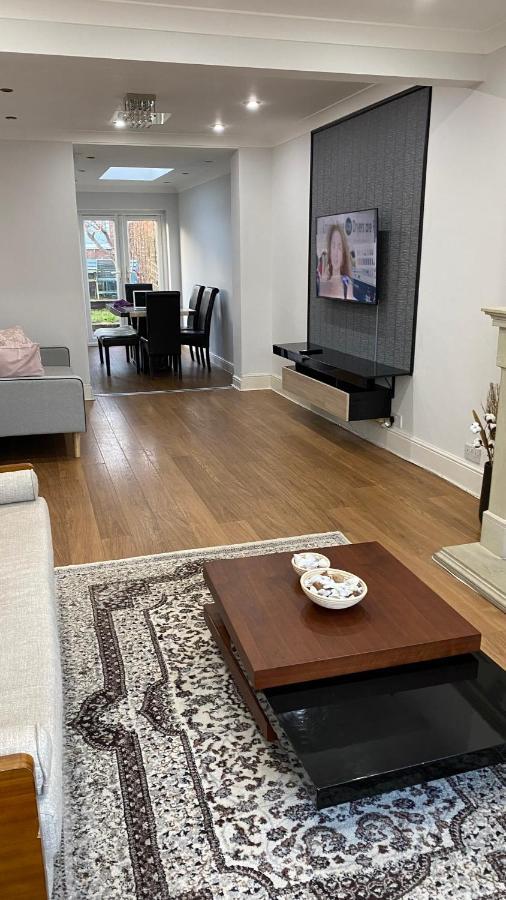 Spacious 4 Bedroom Contractors Friendly In Near Jaguar Land Rover & Centre Casa de férias *