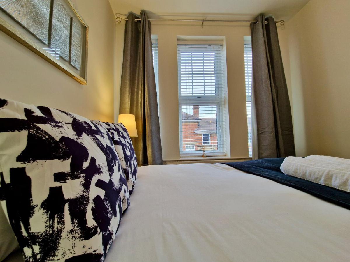 Apartment Spacious Luxury Serviced Next To Centre With Free Parking - Contractors & Relocators *