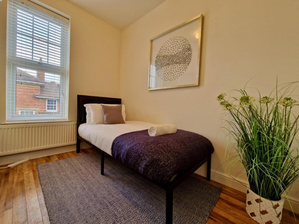 Spacious Luxury Serviced Next To Centre With Free Parking - Contractors & Relocators Apartment *