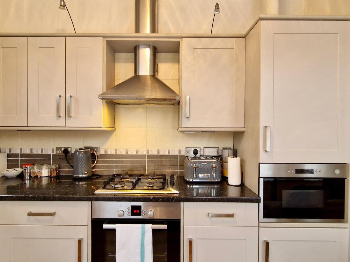 Spacious Luxury Serviced Next To Centre With Free Parking - Contractors & Relocators Apartment