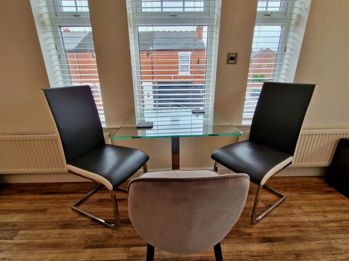 Spacious Luxury Serviced Next To Centre With Free Parking - Contractors & Relocators *