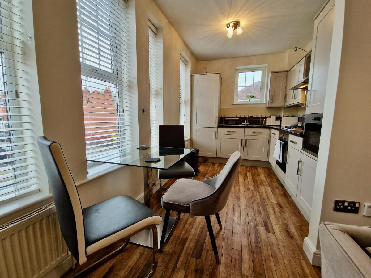Spacious Luxury Serviced Next To Centre With Free Parking - Contractors & Relocators Apartment *