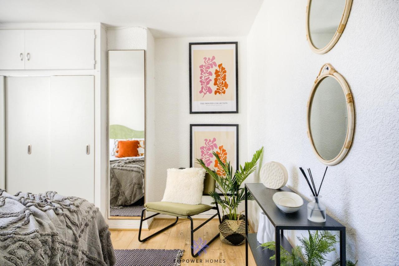 Apartment Spacious Luxury 3 Bed House, Private Parking, Sleeps 8, By Empower Homes *