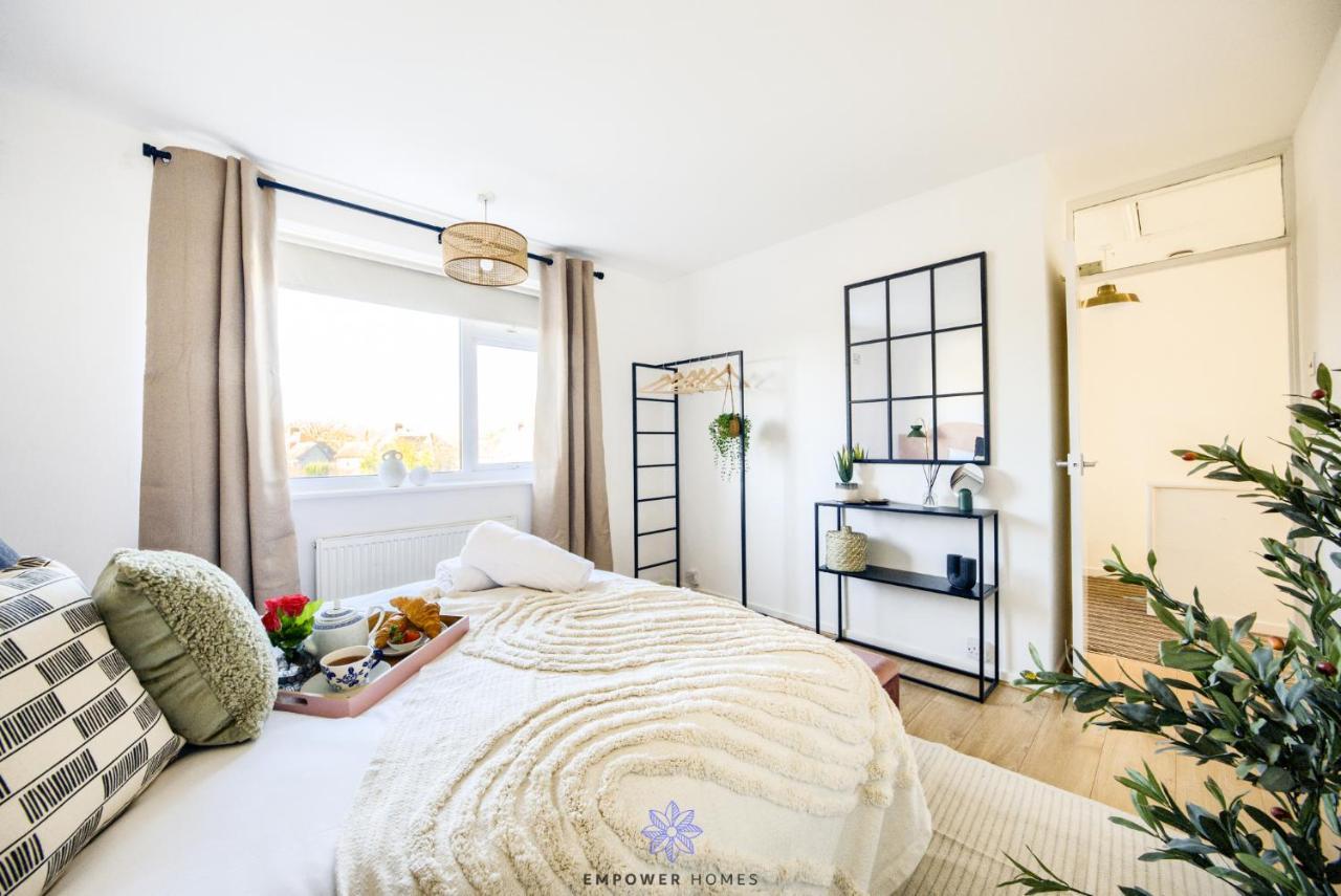 Apartment Spacious Luxury 3 Bed House, Private Parking, Sleeps 8, By Empower Homes *