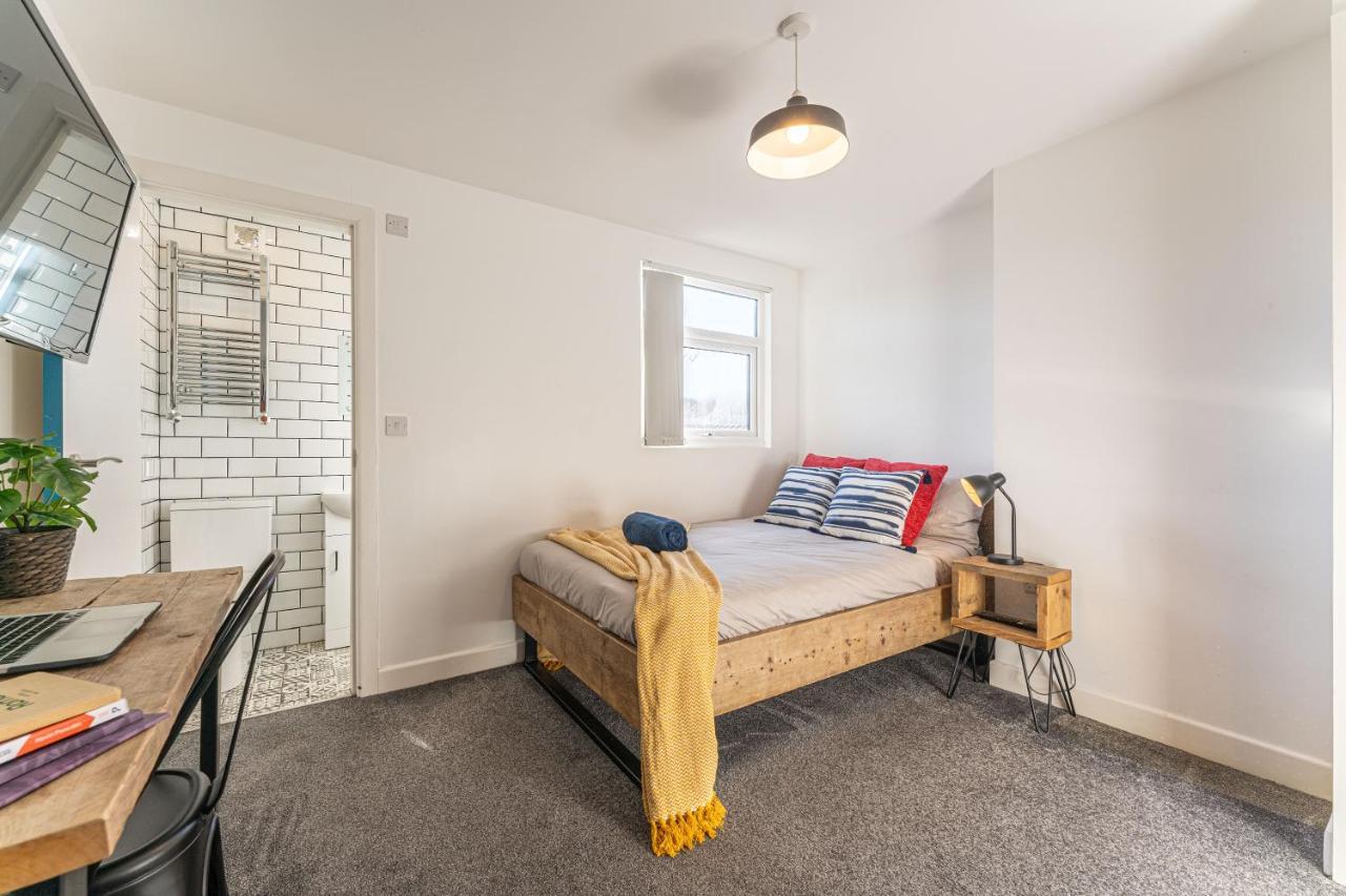 Stylish 5-bed Home, Each With En-suite And Own Tv Casa de férias *