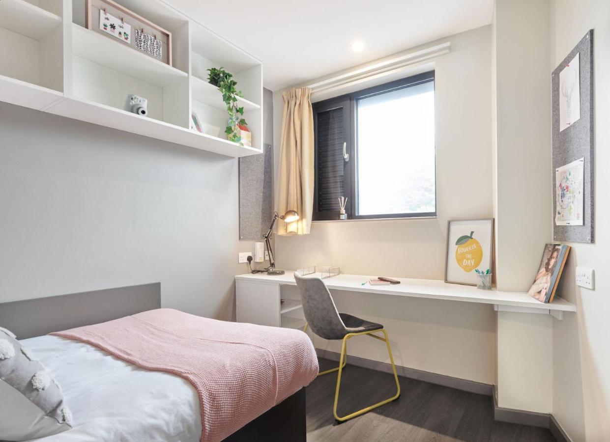 And Ensuite With Shared Kitchen At Gosford Gate Near Centre *