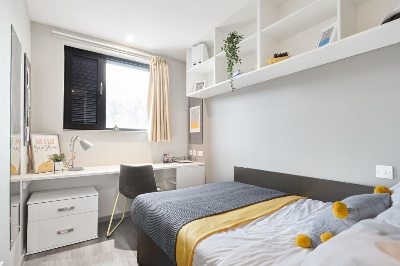And Ensuite With Shared Kitchen At Gosford Gate Near Centre *