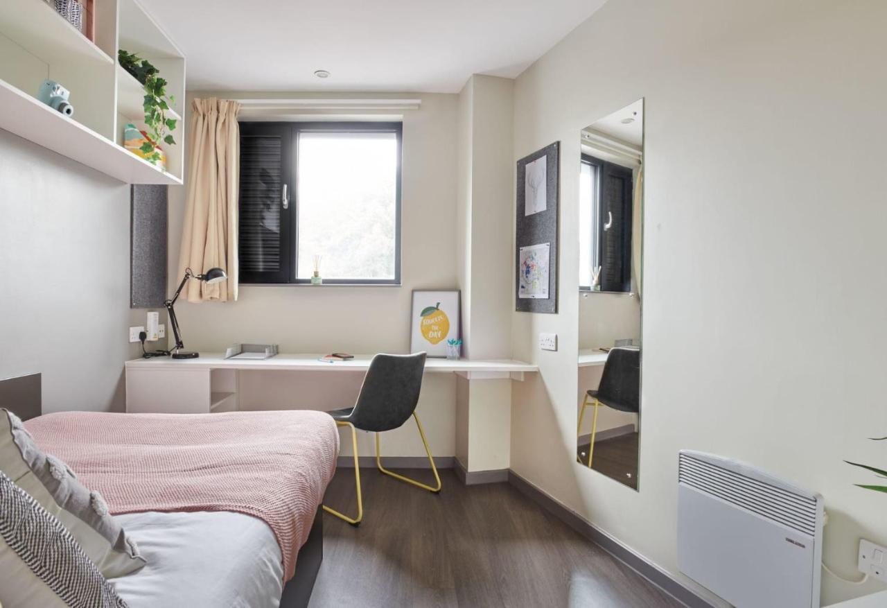 And Ensuite With Shared Kitchen At Gosford Gate Near Centre