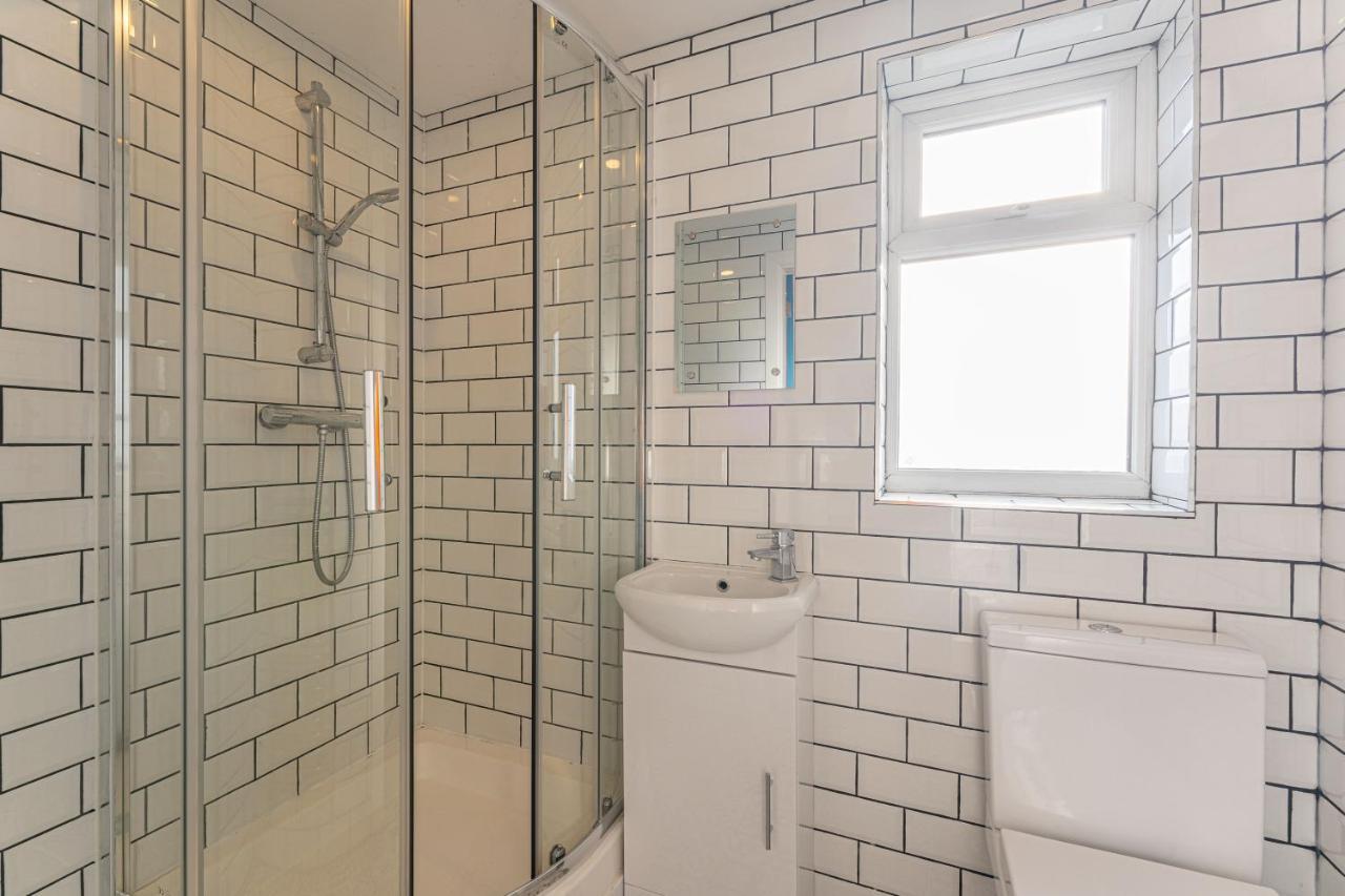 Casa de férias Stylish 5-bed Home, Each With En-suite And Own Tv Coventry