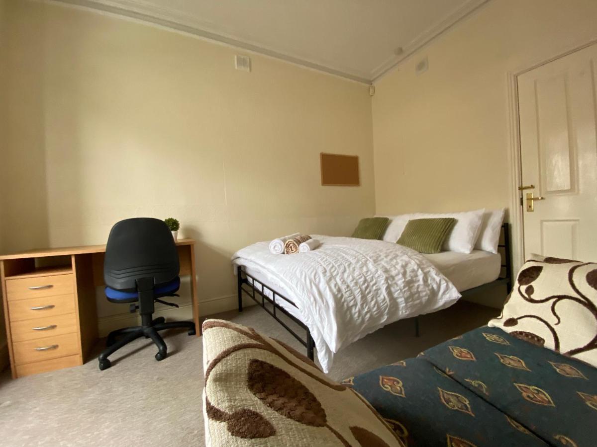 Living Serviced 5 *