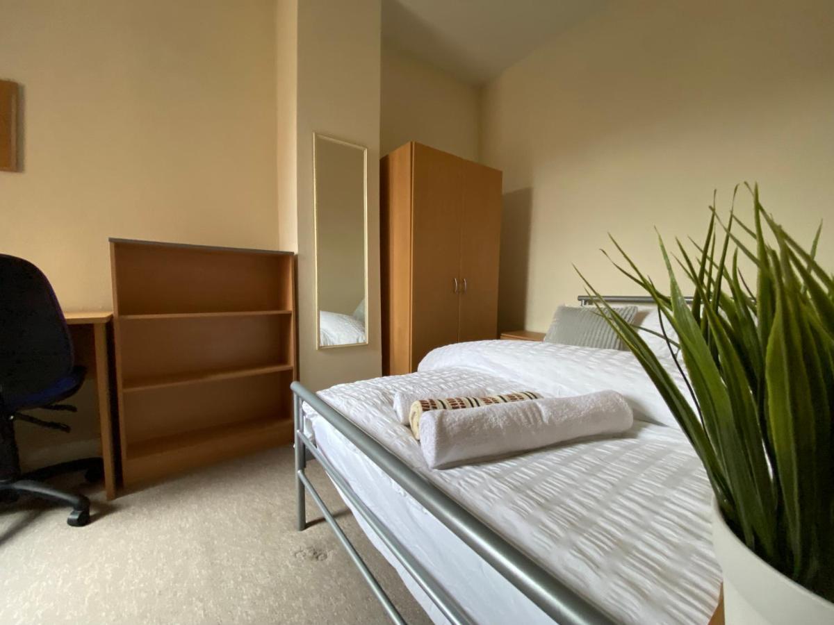 Living Serviced 5 *